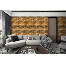 Obývacia izba s tapetou so vzorom tehál, pohovkou, stolom a dverami