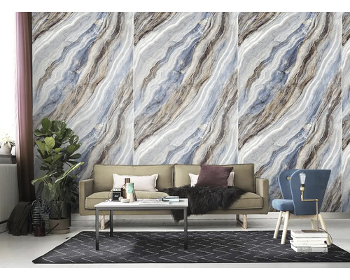 Obývacia izba s tapetou so vzorom mramoru, pohovkou, kreslom a kobercom.