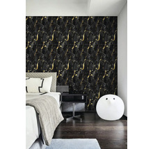 Spálňa s nástennými panelmi vo vzhľade mramoru so zlatými akcentmi