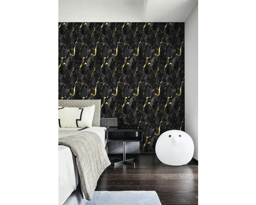 Spálňa s nástennými panelmi vo vzhľade mramoru so zlatými akcentmi