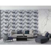 Obývacia izba s pohovkou, kreslom, konferenčným stolíkom a stenovými panelmi v mramorovom dizajne