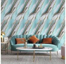 Obývacia izba s mramorovou tapetou, pohovkou a konferenčným stolíkom.