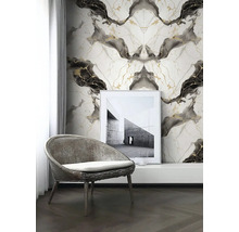 Scéna so stoličkou pred stenou so vzorom mramoru