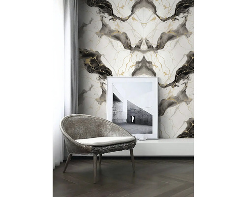 Samolepiaci panel Mramor hnedý 60 x 60 cm, 4 ks Scéna so stoličkou pred stenou so vzorom mramoru