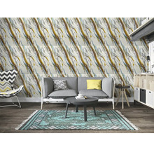 Obývacia izba s obkladom stien s mramorovým vzhľadom, pohovkou, kobercom a kreslom