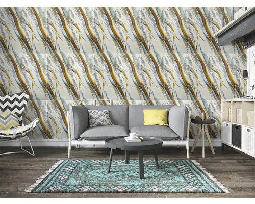 Obývacia izba s obkladom stien s mramorovým vzhľadom, pohovkou, kobercom a kreslom