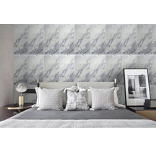 Spálňa s obkladom stien so vzhľadom mramoru, posteľou a nočnými stolíkmi