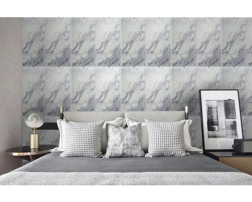 Samolepiaci panel Mramor Lila Onyx 60 x 60 cm, 4 ks Spálňa s obkladom stien so vzhľadom mramoru, posteľou a nočnými stolíkmi