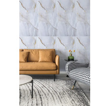 Obývacia izba s mramorovými obkladovými dlaždicami, koženou pohovkou a vzorovaným kreslom