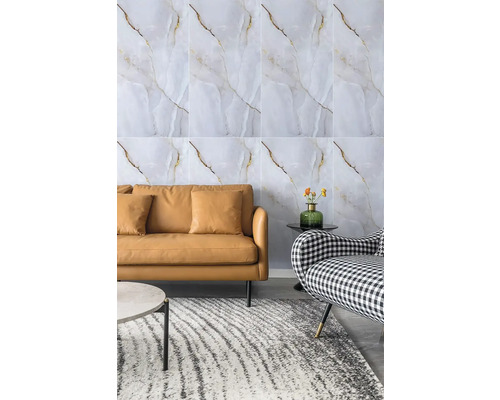 Samolepiaci panel Mramor Royal 60 x 60 cm, 4 ks Obývacia izba s mramorovými obkladovými dlaždicami, koženou pohovkou a vzorovaným kreslom