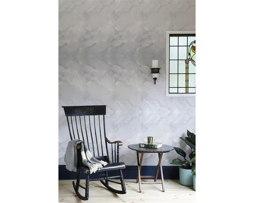 Samolepiaci panel Mramor kryštál 60 x 60 cm, 4 ks Obývacia izba s mramorovou tapetou, hojdacím kreslom, odkladacím stolíkom a rastlinami