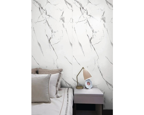 Samolepiaci panel Statuario Lucido 60 x 60 cm, 4 ks Spálňa s nástennými panelmi so vzhľadom mramoru, posteľou a nočným stolíkom