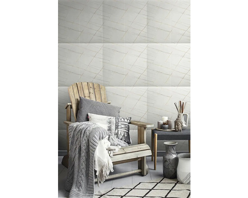 Samolepiaci panel Silestone glow 60 x 60 cm, 4 ks Svetlá obývacia izba s mramorovými obkladmi, kreslom a dekoráciami pre štýlovú atmosféru.
