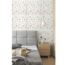 Svetlá spálňa s nástennými panelmi, posteľou a mačkou