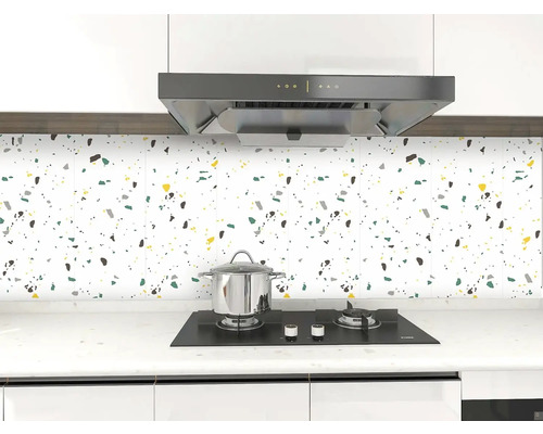 Samolepiaci panel 60x60 cm Kuchynská scéna s dlaždicami so škvrnitým vzorom, sporákom a odsávačom pár.