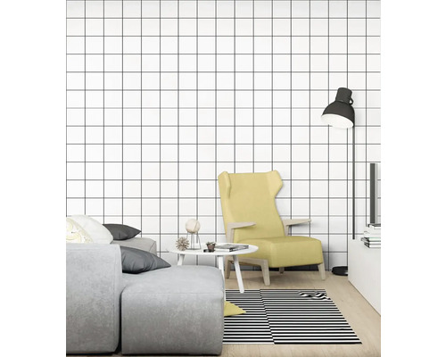 Samolepiaci panel 60x60 cm Obývacia izba s pohovkou, kreslom, lampou, stolom a tapetou so štvorcovým vzorom