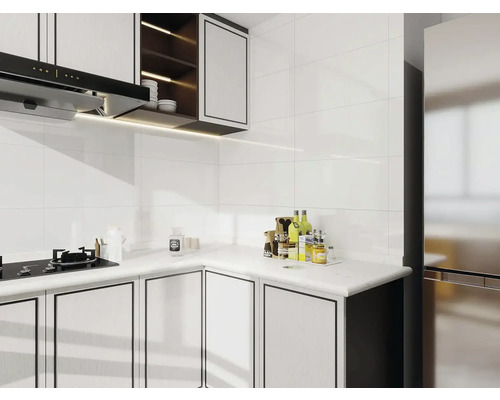 Samolepiaci panel 60x60 cm Svetlá kuchyňa s bielymi obkladmi, kuchynskými skrinkami a digestorom