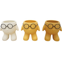 Tri kvetináče s dizajnom okuliarov