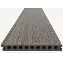 Terasa z plastu s drevenou štruktúrou a dutým komorovým profilom