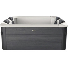 Voľne stojaca vírivka so sivým dreveným obkladom