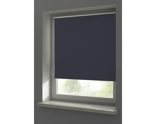 Okno s zatemňovacou roletou