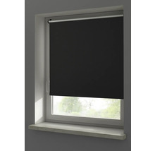 Pohľad na okno s čiernou roletou.