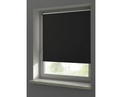 Pohľad na okno s čiernou roletou.