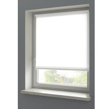 Okno s bielou roletou na ochranu proti slnku