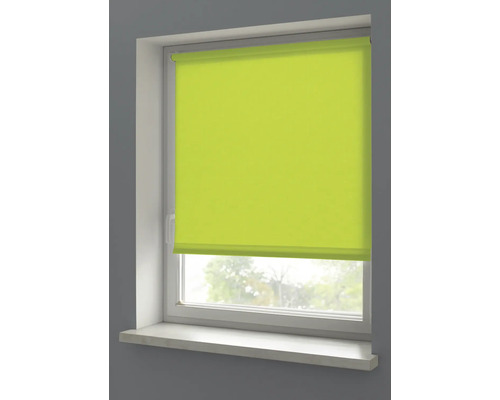 Zelená roleta na okne pre reguláciu svetla a súkromie.