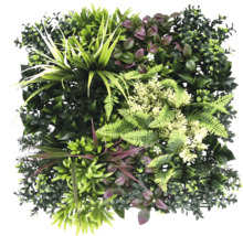 Stena z umelých rastlín s rôznymi umelými rastlinami