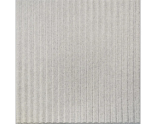 Plisovaná látka s vertikálnymi záhybmi