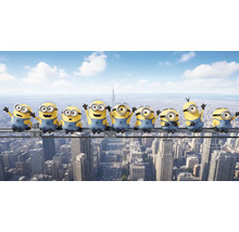 Skupina žltých Mimoňov v laclákoch sedí na streche s výhľadom na mesto.