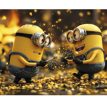 Dvaja žltí Mimoni s okuliarmi interagujú s mikrofónom v zdobenom prostredí