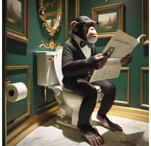 Šimpanz s okuliarmi a oblekom sedí na toalete a číta si noviny v kúpeľni s rámami obrazov na zelenej stene.