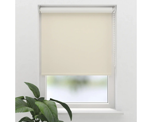 Okno s béžovou roletou a bočným retiazkovým ovládaním