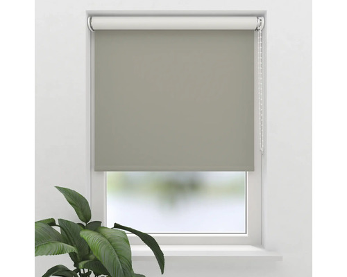 Pohľad na okno so šedou roletou