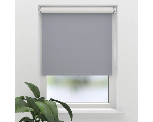 Sivá roleta v okne s rastlinami v miestnosti