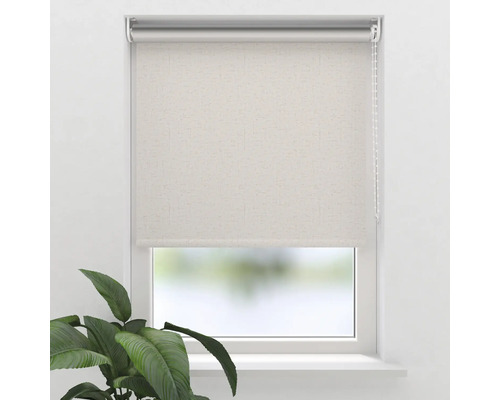 Okno s látkovými roletami na tienenie