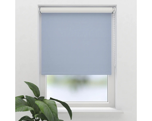 Modrá roleta v okne s retiazkovým ovládaním