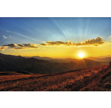 Horská krajina pri západe slnka s miernymi kopcami a teplým svetlom