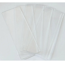 Niekoľko priehľadných plastových dosiek