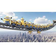 Skupina Mimoňov sedí na oceľovej konštrukcii s mestom v pozadí.