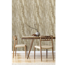 Dekoratívna nástenná dekorácia s vliesovou tapetou so vzhľadom mramoru v jedálni s dreveným stolom a stoličkami.