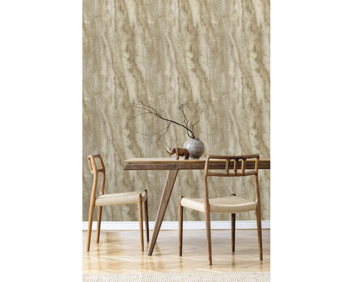 Dekoratívna nástenná dekorácia s vliesovou tapetou so vzhľadom mramoru v jedálni s dreveným stolom a stoličkami.