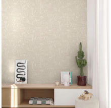 Izba s tapetou so zvieracím a rastlinným vzorom, komoda, dekorácia a kaktus