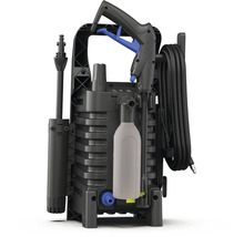 Vysokotlakový čistič s pištoľou, tryskou a nádržou na čistiaci prostriedok.