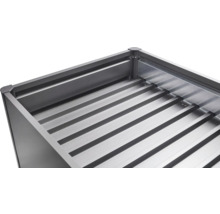 Detailný pohľad na konštrukciu kovového kvetináča s rebrovaným dnom.