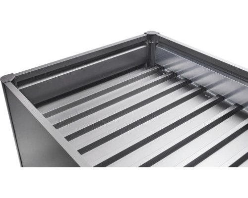 Medzipodlážka pre vyvýšený záhon Biohort veľ. 0,5x0,5 Detailný pohľad na konštrukciu kovového kvetináča s rebrovaným dnom.