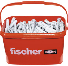 Vedro plné univerzálnych hmoždiniek Fischer