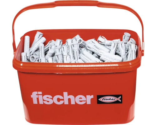 Vedro plné univerzálnych hmoždiniek Fischer